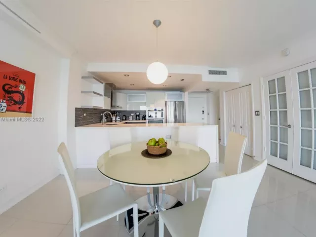 2-bedroom condo for rent in Miami Beach - 5601 Collins Ave 1206 - MondialRealty