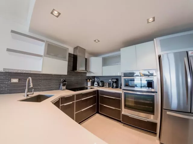 2-bedroom condo for rent in Miami Beach - 5601 Collins Ave 1206 - MondialRealty