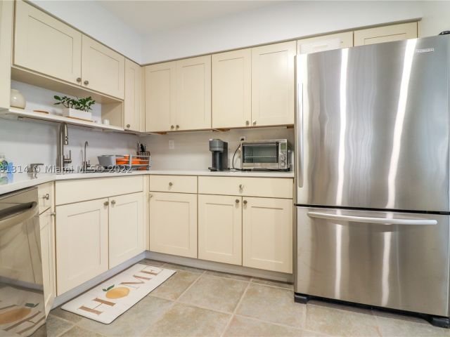 2-bedroom condo for rent in Miami Beach - 5161 Collins Ave 404 - MondialRealty