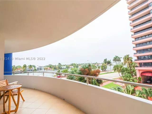 2-bedroom condo for rent in Miami Beach - 5161 Collins Ave 404 - MondialRealty
