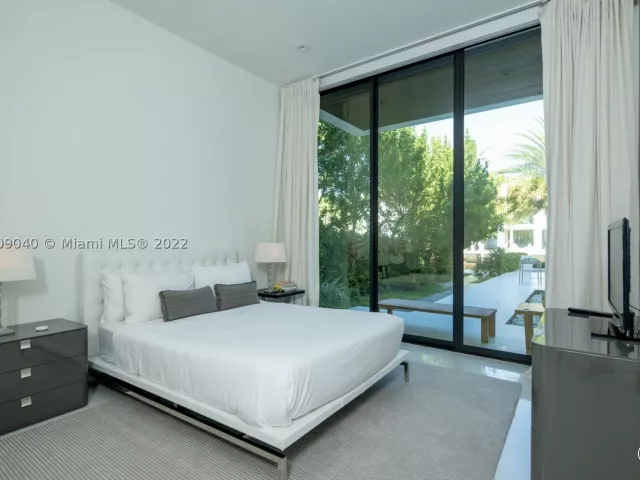 4-bedroom home for rent in Fort Lauderdale - 128 Fiesta Way - MondialRealty