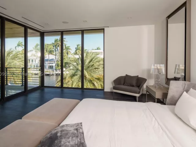 4-bedroom home for rent in Fort Lauderdale - 128 Fiesta Way - MondialRealty