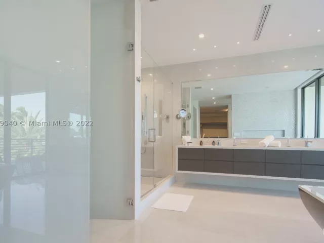 4-bedroom home for rent in Fort Lauderdale - 128 Fiesta Way - MondialRealty