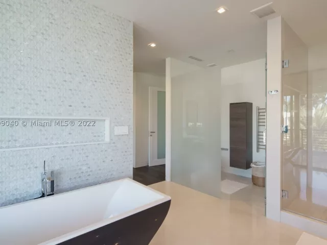 4-bedroom home for rent in Fort Lauderdale - 128 Fiesta Way - MondialRealty