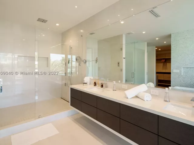 4-bedroom home for rent in Fort Lauderdale - 128 Fiesta Way - MondialRealty