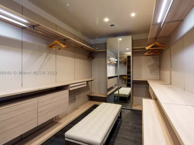 4-bedroom home for rent in Fort Lauderdale - 128 Fiesta Way - MondialRealty