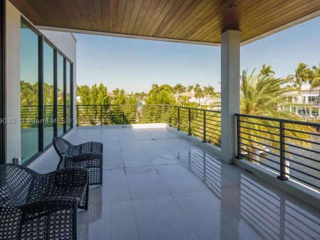 4-bedroom home for rent in Fort Lauderdale - 128 Fiesta Way - MondialRealty