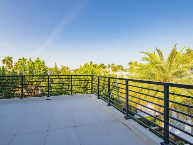 4-bedroom home for rent in Fort Lauderdale - 128 Fiesta Way - MondialRealty