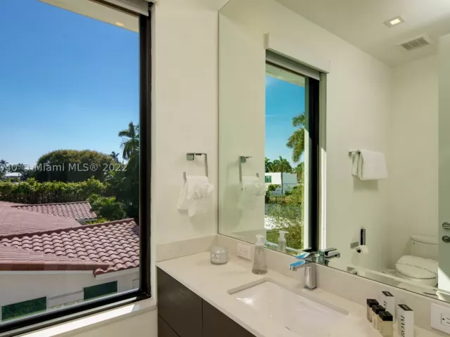 4-bedroom home for rent in Fort Lauderdale - 128 Fiesta Way - MondialRealty