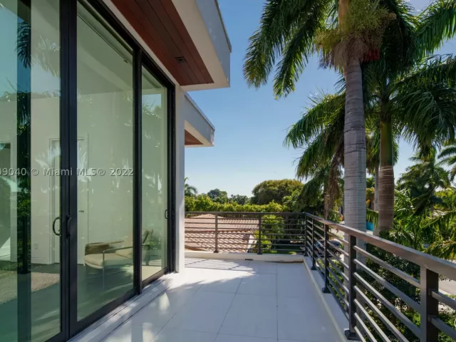 4-bedroom home for rent in Fort Lauderdale - 128 Fiesta Way - MondialRealty