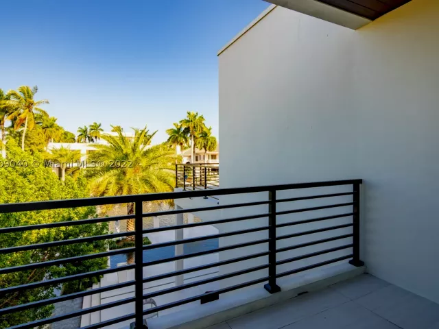4-bedroom home for rent in Fort Lauderdale - 128 Fiesta Way - MondialRealty