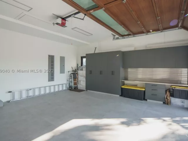 4-bedroom home for rent in Fort Lauderdale - 128 Fiesta Way - MondialRealty