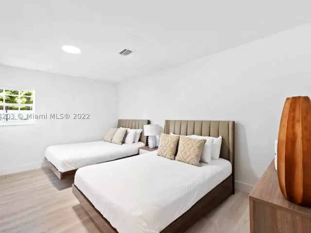 5-bedroom home for sale in Fort Lauderdale - 1308 Seabreeze Blvd - MondialRealty