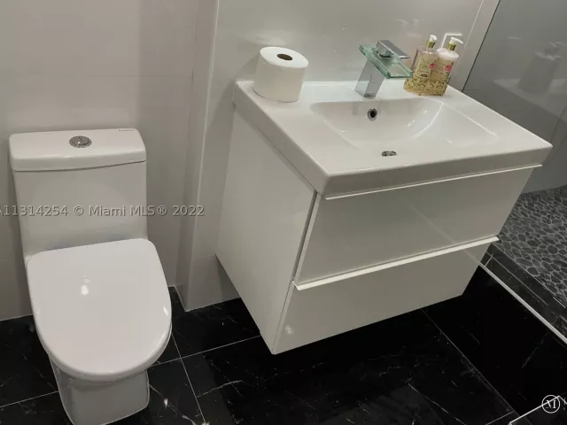 1-bedroom condo for sale in Hallandale Beach - 3180 S Ocean Dr 1503 - MondialRealty