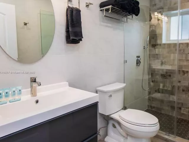 5-bedroom home for rent in Hollywood - 833 Washington St - MondialRealty