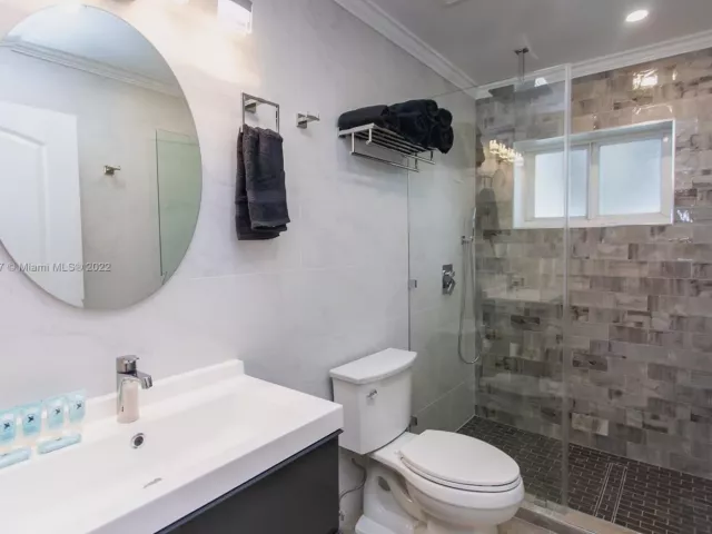 5-bedroom home for rent in Hollywood - 833 Washington St - MondialRealty