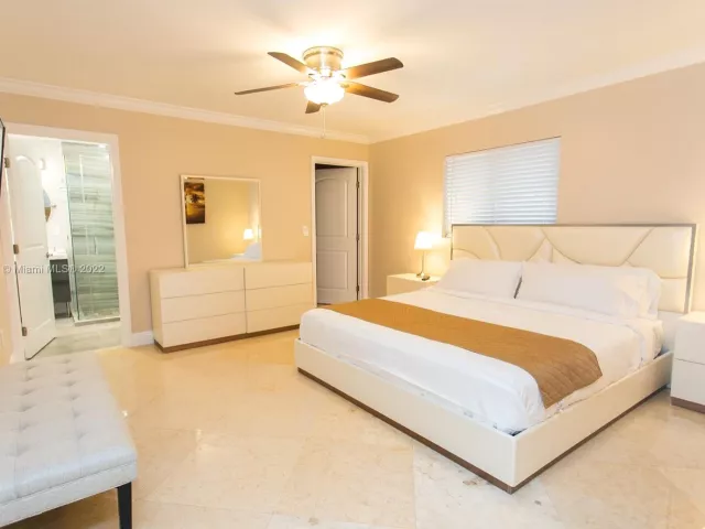 5-bedroom home for rent in Hollywood - 833 Washington St - MondialRealty