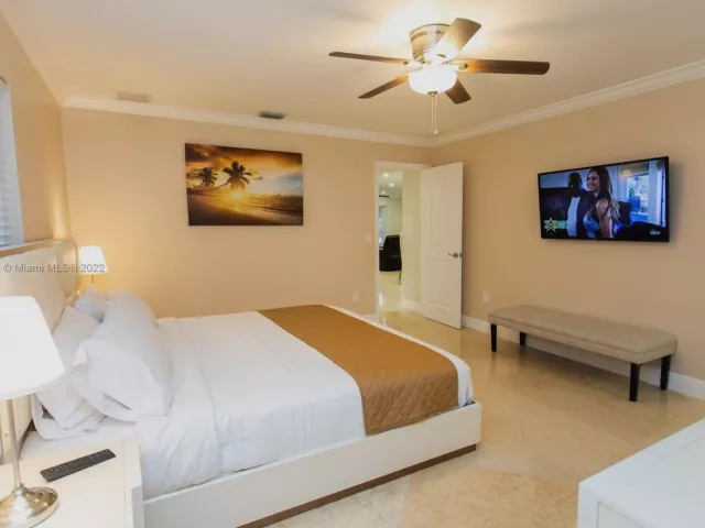 5-bedroom home for rent in Hollywood - 833 Washington St - MondialRealty