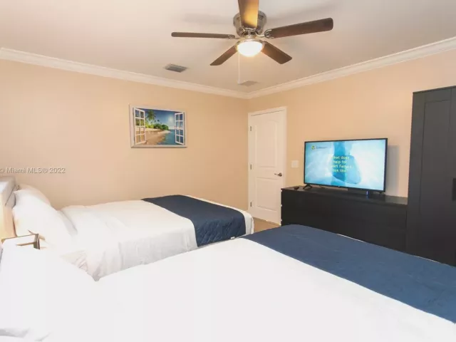 5-bedroom home for rent in Hollywood - 833 Washington St - MondialRealty