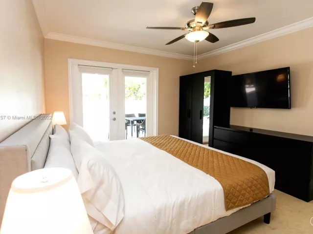 5-bedroom home for rent in Hollywood - 833 Washington St - MondialRealty