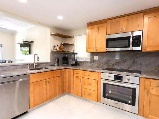 5-bedroom home for rent in Hollywood - 1022 Adams St - MondialRealty