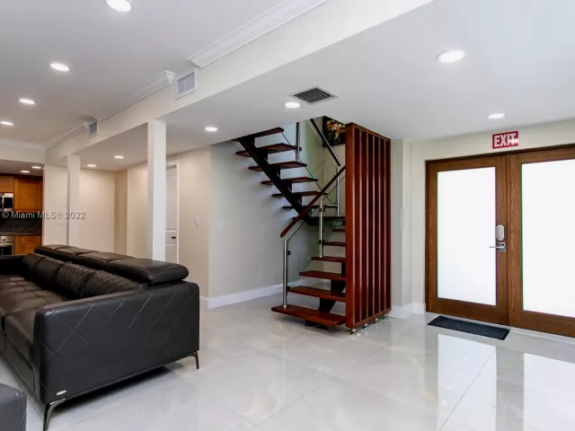 5-bedroom home for rent in Hollywood - 1022 Adams St - MondialRealty