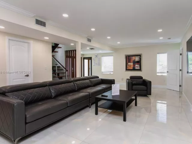 5-bedroom home for rent in Hollywood - 1022 Adams St - MondialRealty