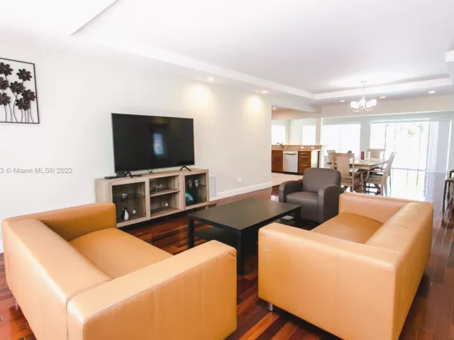 4-bedroom home for rent in Hollywood - 951 Washington St - MondialRealty