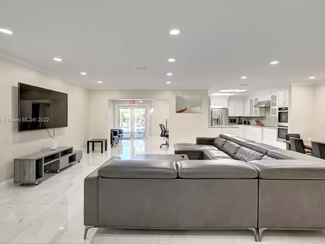 5-bedroom home for rent in Hollywood - 1311 Rodman St - MondialRealty