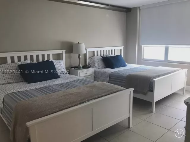 1-bedroom condo for sale in Miami Beach - 5151 Collins Ave 727 - MondialRealty