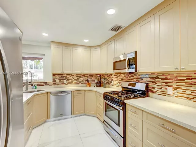 6-bedroom home for rent in Hollywood - 1020 N 13th Ter - MondialRealty