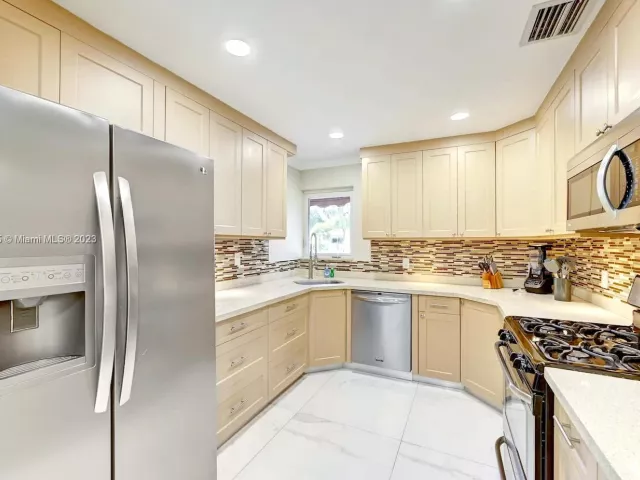 6-bedroom home for rent in Hollywood - 1020 N 13th Ter - MondialRealty