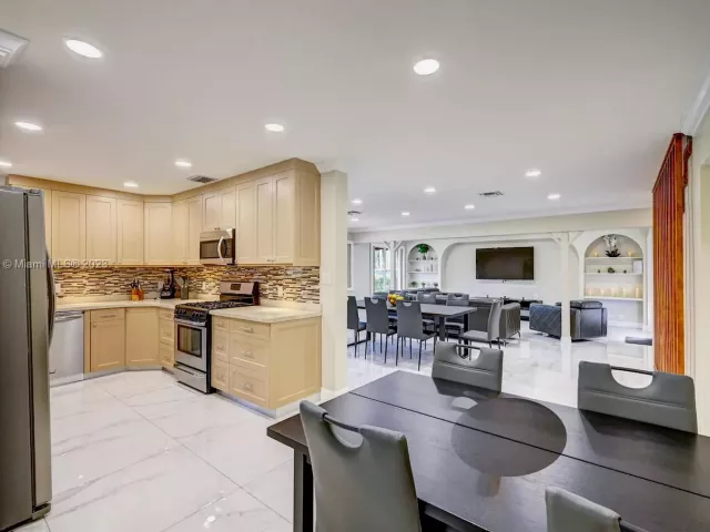 6-bedroom home for rent in Hollywood - 1020 N 13th Ter - MondialRealty