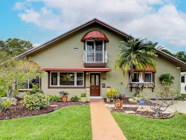 6-bedroom home for rent in Hollywood - 1020 N 13th Ter - MondialRealty