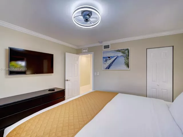 6-bedroom home for rent in Hollywood - 1020 N 13th Ter - MondialRealty