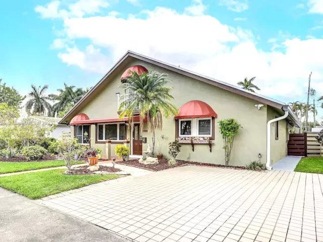 6-bedroom home for rent in Hollywood - 1020 N 13th Ter - MondialRealty