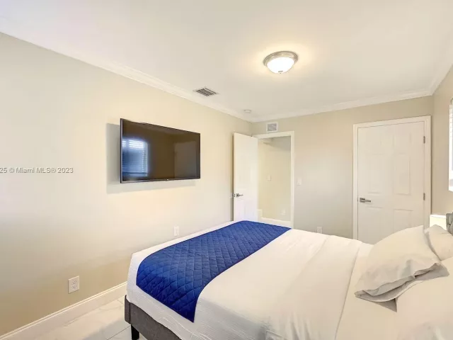 6-bedroom home for rent in Hollywood - 1020 N 13th Ter - MondialRealty