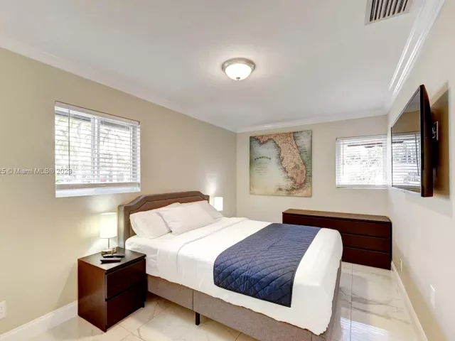 6-bedroom home for rent in Hollywood - 1020 N 13th Ter - MondialRealty