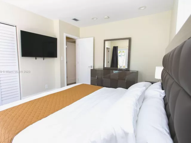 4-bedroom home for rent in Hollywood - 1120 N 13th Terrace - MondialRealty