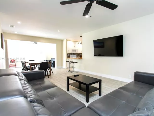 4-bedroom home for rent in Hollywood - 1120 N 13th Terrace - MondialRealty