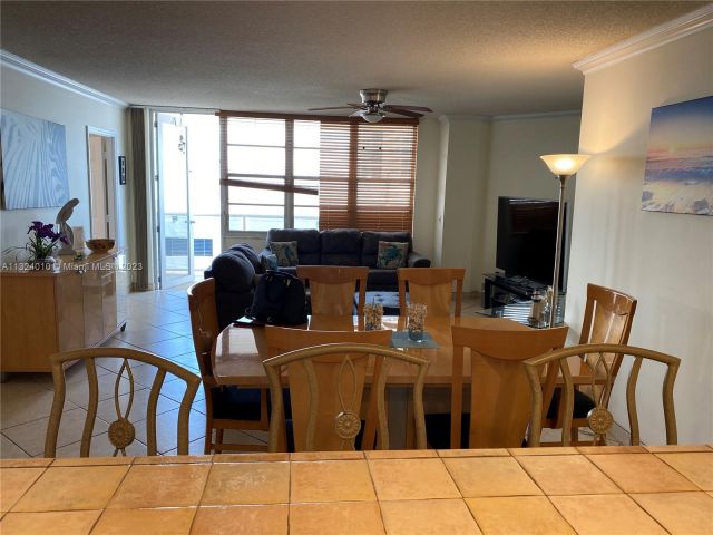 2-bedroom condo for rent in Hollywood -  - MondialRealty