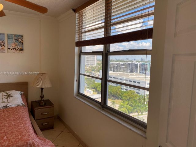 2-bedroom condo for rent in Hollywood -  - MondialRealty