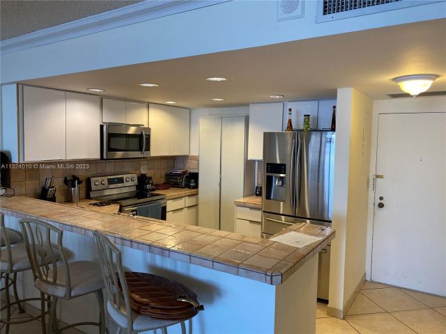 2-bedroom condo for rent in Hollywood -  - MondialRealty