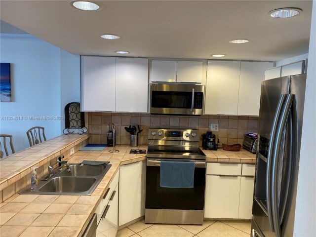 2-bedroom condo for rent in Hollywood -  - MondialRealty