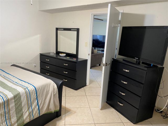 2-bedroom condo for rent in Hollywood -  - MondialRealty