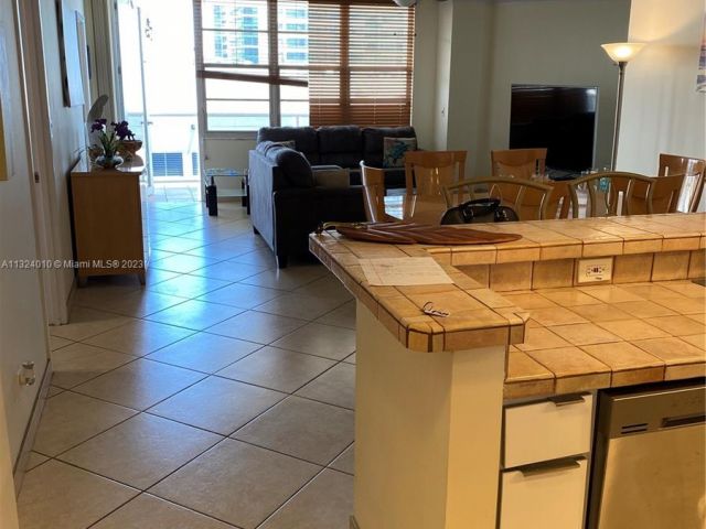 2-bedroom condo for rent in Hollywood -  - MondialRealty