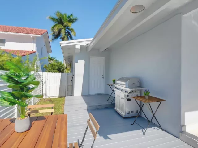 5-bedroom home for rent in Hollywood - 1018 Adams St - MondialRealty