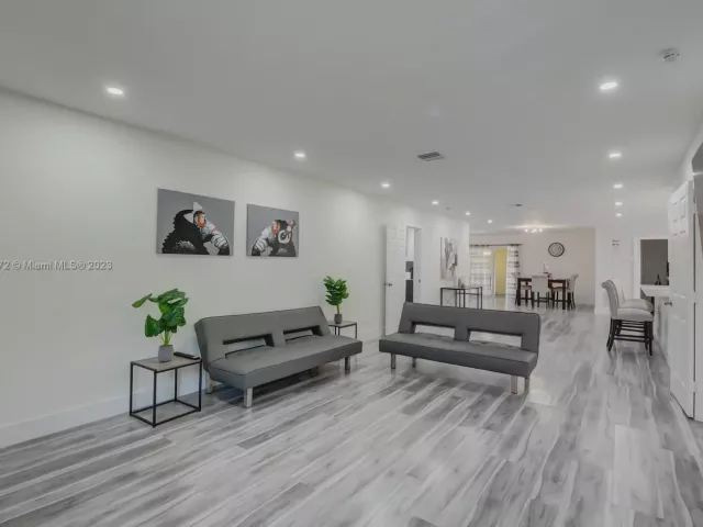 5-bedroom home for rent in Hollywood - 1018 Adams St - MondialRealty