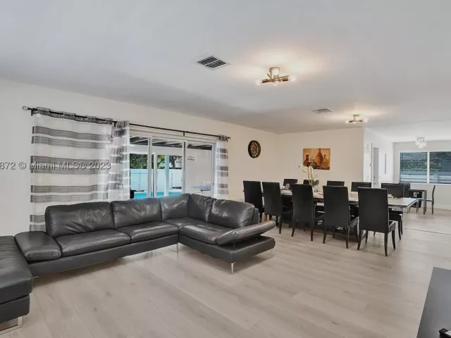 5-bedroom home for rent in Hollywood - 1018 Adams St - MondialRealty