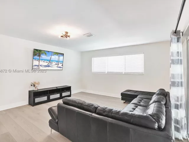 5-bedroom home for rent in Hollywood - 1018 Adams St - MondialRealty